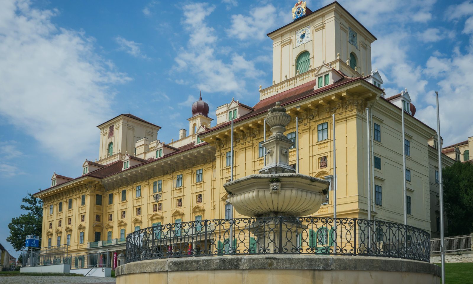 Eisenstadt – Blick auf Schloss Esterházy und Hauptplatz in der Burgenland-Landeshauptstadt