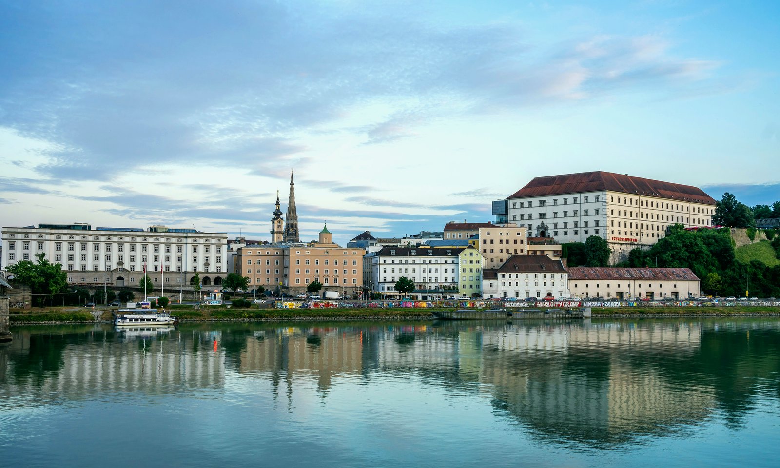 Linz – Blick über die Donau zur Altstadt mit Pöstlingberg