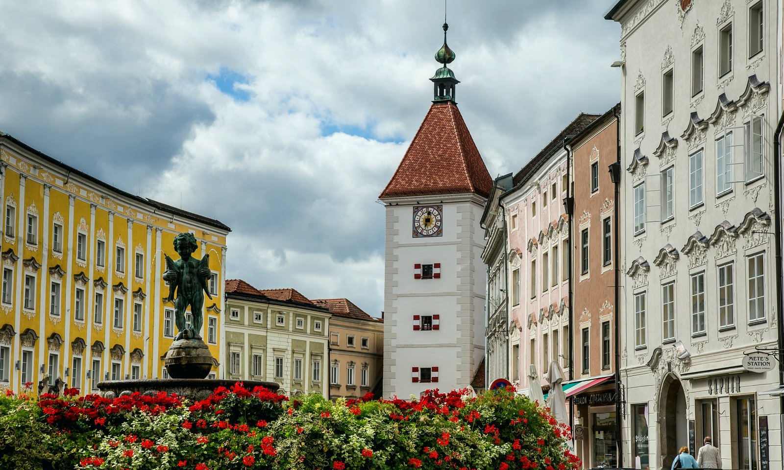 Wels – Stadtbild im Alpenvorland mit Stadtplatz und Ledererturm