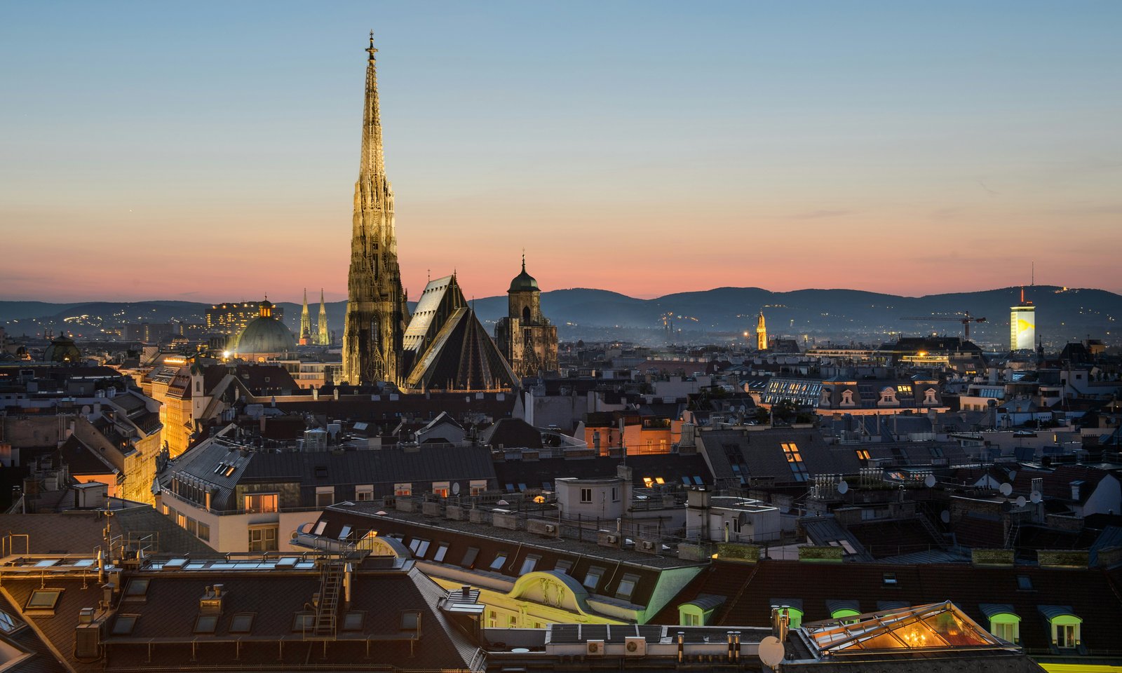 Wien – Stephansdom bei Dämmerung über den Dächern der Inneren Stadt