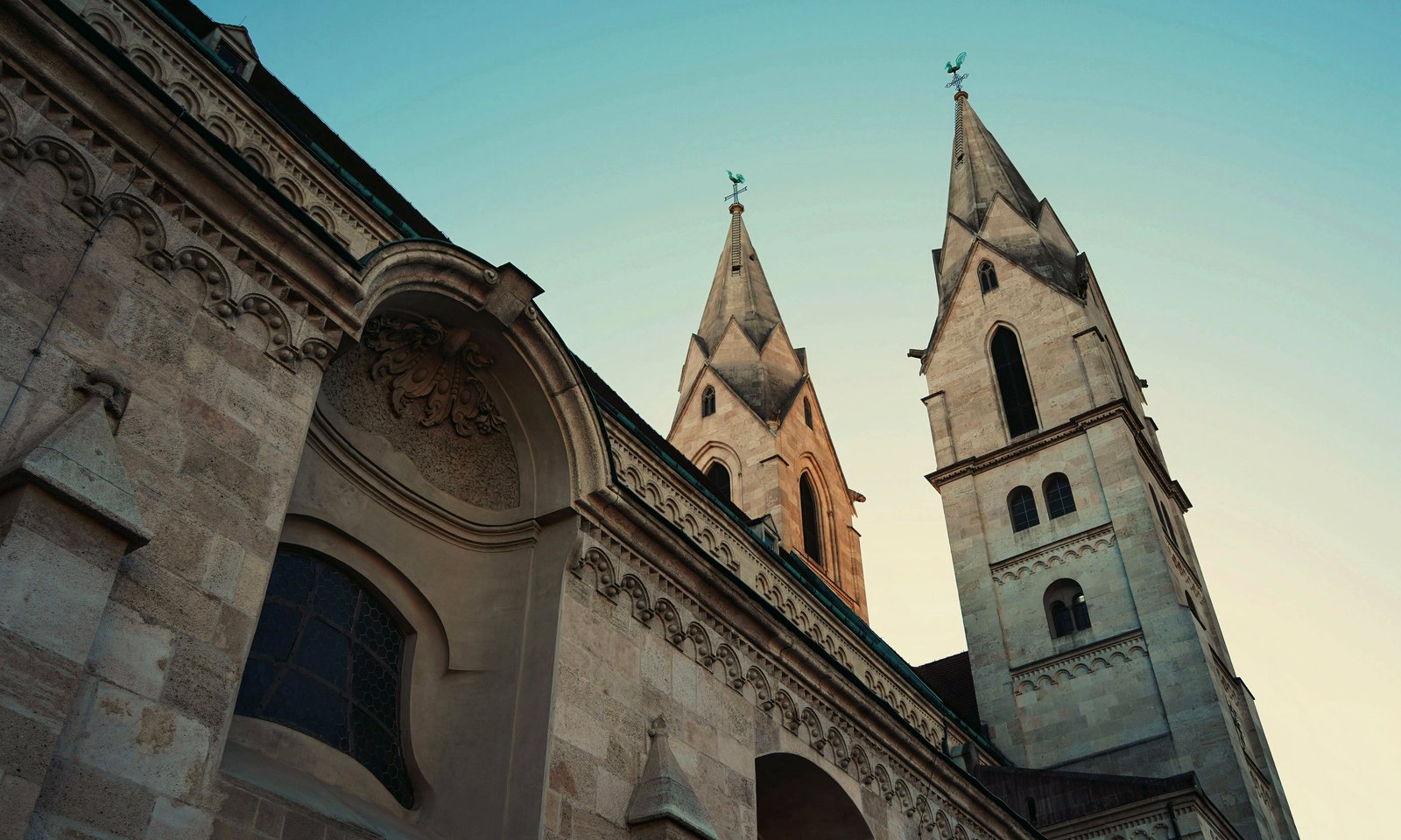 Wiener Neustadt – Blick auf den historischen Stadtkern mit Rathaus und Dom